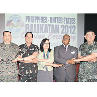 美菲年度「肩並肩」聯合軍演昨在馬尼拉舉行開幕式。