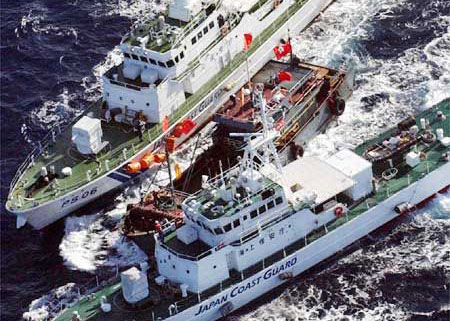 7月11日,日本3000噸級的“PLH09”巡邏艦堵截中國漁政船,該艦搭載直升機。