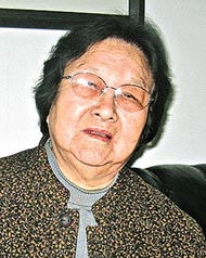 高瑛(79歲)<br />籍貫:山東<br />教育:1948年考入哈爾濱行知師範藝師班<br />家庭:與艾青育有艾未未和艾丹兩名兒子<br />經歷:<br />•1955年調入中國作家協會<br />•1958年隨丈夫艾青先去北大荒,後去新疆建設兵團,長達21年之久<br />•1979年調回中國作家協會,任艾青秘書