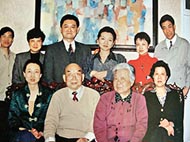 谷景生(前排左二)、范承秀(前排右二)與家人合照,後右一為薄熙來,右二為谷開來。