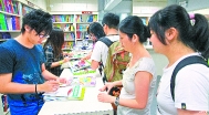 距離開學只剩一星期，家長學生仍要到各大書局「撲書」。