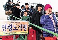 南韓延坪島遭北韓炮彈攻擊後，部份居民乘坐渡輪疏散到仁川。