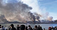 部份村屋被炮彈擊中後着火焚燒。