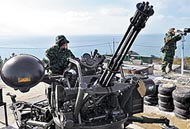 在島上的南韓駐軍遇襲，死傷者眾，但南韓軍隊也發炮自衞還擊。圖為駐軍操作防空炮火情景