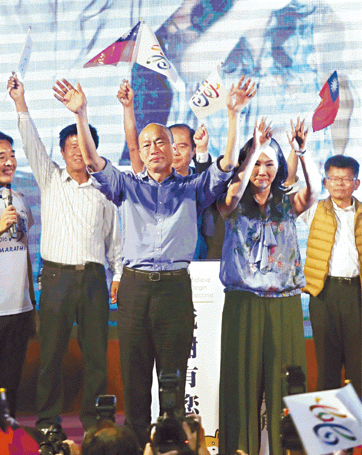 韓國瑜當選高雄市長，與粉絲慶祝時感觸落淚