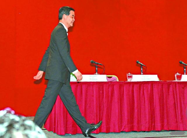 梁振英昨出席施政報告及財政預算案諮詢會時，被現場人士「柴台」。