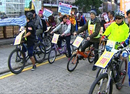 爭取全民退休保障聯席發起車隊慢駛遊行,要求特首梁振英下月發表施政報告,答應落實全民退休保障。