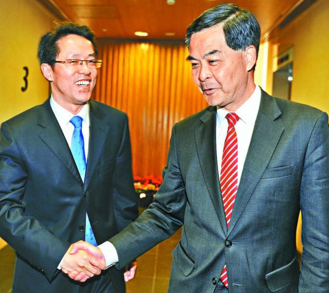 ■新任中聯辦主任張曉明(左)日前到政府總部拜會特首梁振英。新華社