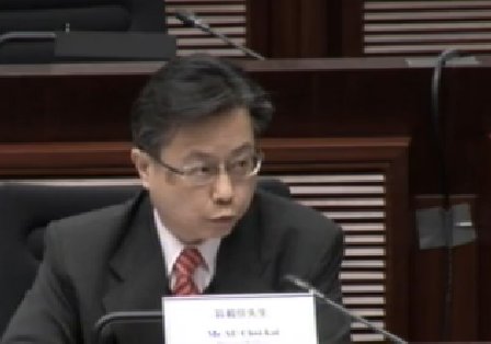 立法會委員會討論特首梁振英山頂大宅僭建,屋宇署長區載佳說,封住地下空間入口不是能接受的補救方案。