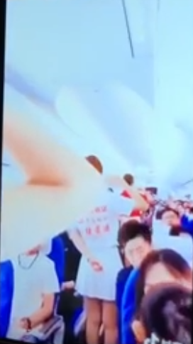 空姐排列在乘客傍邊握拳跟廣播讀誓詞