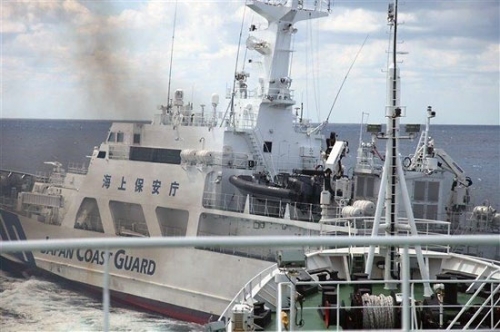 資料圖:去年中國海監船在釣魚島主動與日本海保船較勁,從側面沖向海保船迫使其改變航向。