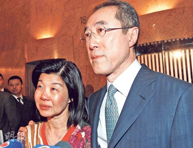 去年揭發「僭建地牢」後，正值參選特首的唐英年（右），2月16日高調與太太郭妤淺（左）會見傳媒，指建地庫是太太的主意。不過，唐太今次未有被律政司票控，但檢控名單卻出現了一名神秘的「業主代理人」。