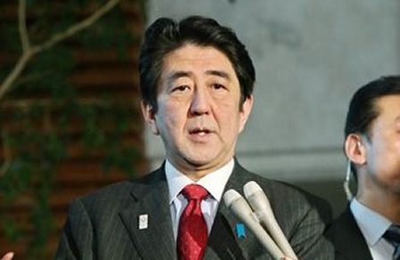 日本首相安倍晉三在香港時間今晨抵達美國華府訪問，期盼美國與日本一起對中國展示堅定、團結姿態。圖為安倍昨日出發前會見傳媒。