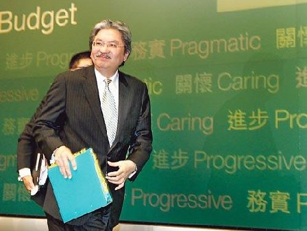 市民對財政司長曾俊華的財政預算案的不滿率由公布當日的31%大升至41%，滿意率則由30%大跌至23%。