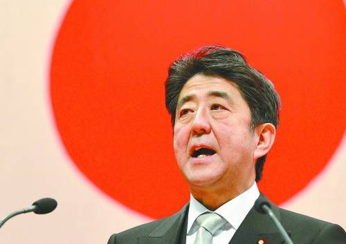 安倍17日在日本防衛大學發表演講時稱,日本將進一步加強防衛力量。