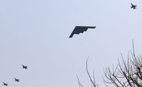 周四,一架美軍B-2隱形轟炸機(中)出現在首爾以南的平澤烏山空軍基地附近。