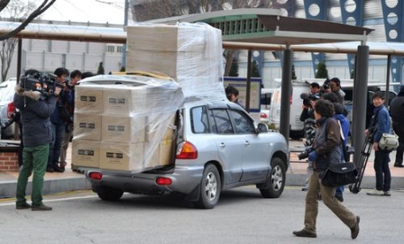 在邊境城市坡州,韓國傳媒9日包圍一輛從開城工業園返回的汽車。