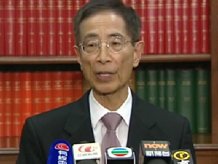 民主黨創黨主席李柱銘表示，他提出的特首選舉方案底線令很多爭取民主的朋友失望，他將這意見收回，並自認「老貓燒鬚」。