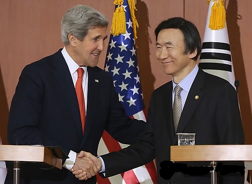 美國國務卿克裡(左)和韓國外交部長官尹炳世在首爾舉行聯合記者會。