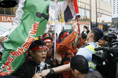 工人遊行到政府總部促與勞福局局長張建宗直接對話，期間情況一度混亂。