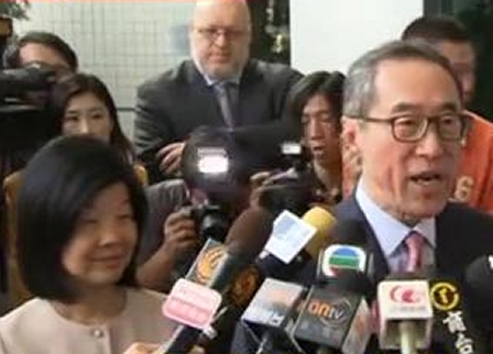 前政務司長唐英年的九龍塘大宅僭建官司開庭,唐英年下午約2時陪同太太郭妤淺出席聆訊。